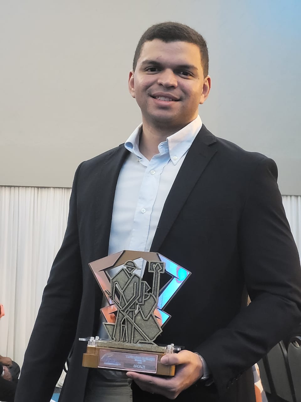 Diretor comercial da JMT, o jovem João Victor recebeu o prêmio no Recife 
